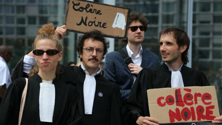 Le cri d'alarme contre le manque de moyens de la justice devant les tribunaux en France.