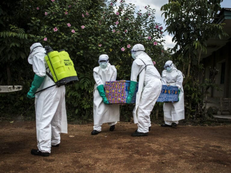 Des équipes médicales en combinaison de protection déployées contre le virus Ebola RDC.