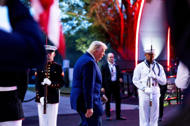 Donald Trump 80 ans Maison Blanche sous l'arche métallique pour le combat de MMA