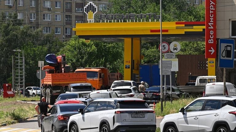 Pénurie de carburant en Russie affectant les automobilistes dans les stations-service.