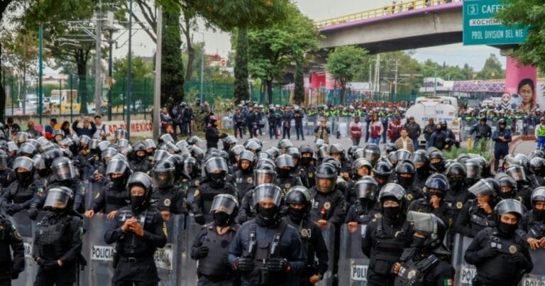 Barricades et manifestations des fonctionnaires sous le mot-clé enseignants grève stade Azteca.