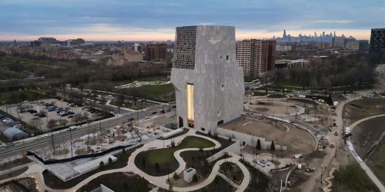 Barack Obama s'exprime devant le bâtiment moderne du nouveau Musée Obama à Chicago.