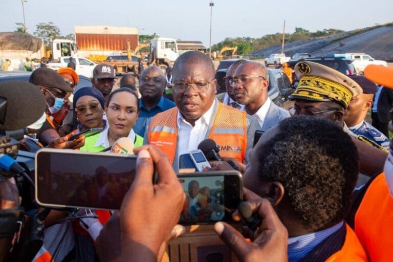 Visite de terrain du ministre Amédé Kouakou au centre d'enfouissement de Kossihouen.