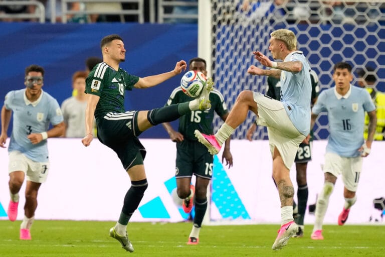 Scène de liesse des joueurs saoudiens après leur exploit-football face à l'Uruguay.