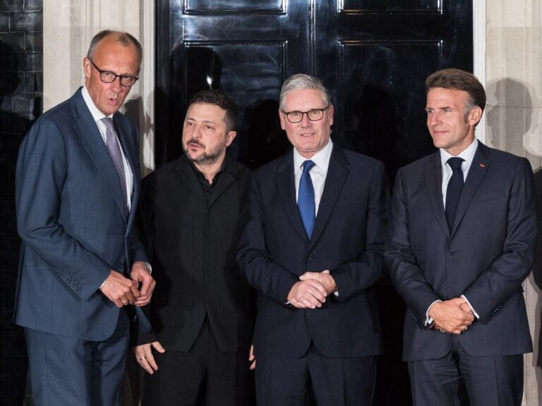 Table ronde officielle au sommet-diplomatique d'Évian réunissant les chefs d'État.