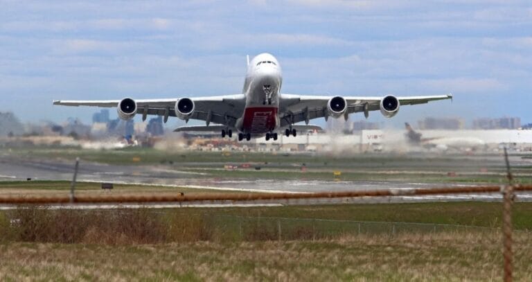 Les équipes techniques inspectent la structure des voilures des superjumbos en alerte aéronautique.