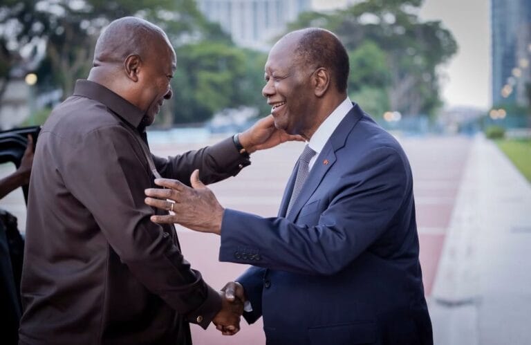 Les présidents ivoirien et ghanéen scellant l'accord historique de l'initiative cacao Côte d’Ivoire Ghana pour protéger les producteurs africains.