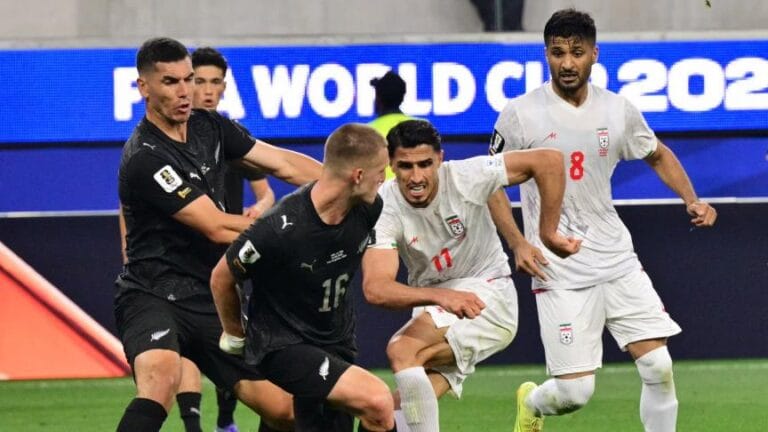 Supporters brandissant des drapeaux iraniens pré-révolutionnaires pendant un match-historique à Los Angeles.