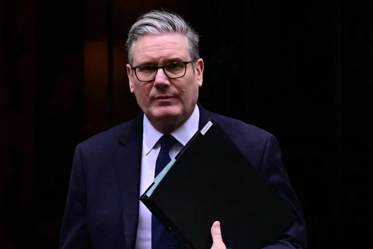 Illustration de la débâcle de Starmer devant le 10 Downing Street après sa démission.