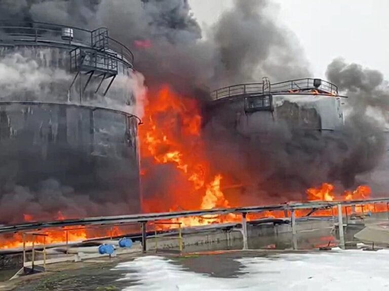 Fumée dense issue d'une infrastructure énergétique après le bombardement d'une raffinerie russe à Moscou.
