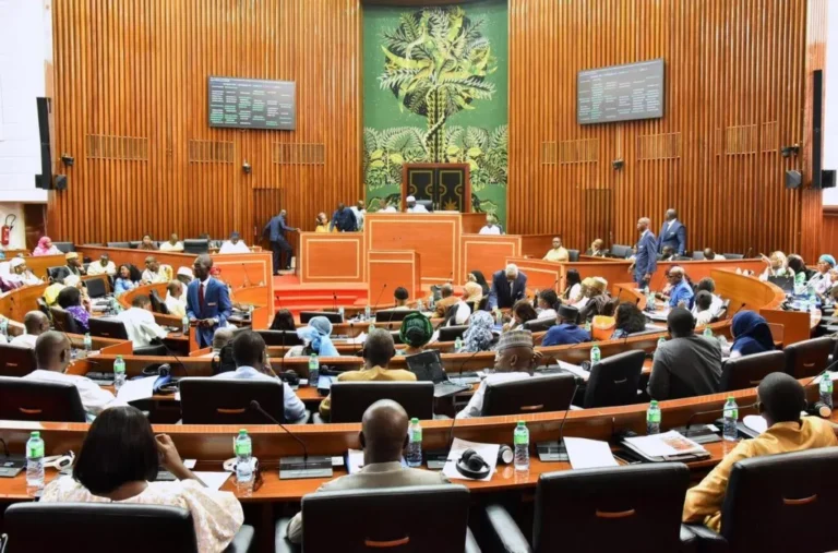 Les forces de sécurité ont dû intervenir aux abords de l'hémicycle lors du vote de la réforme au Sénégal ce lundi 29 juin 2026.