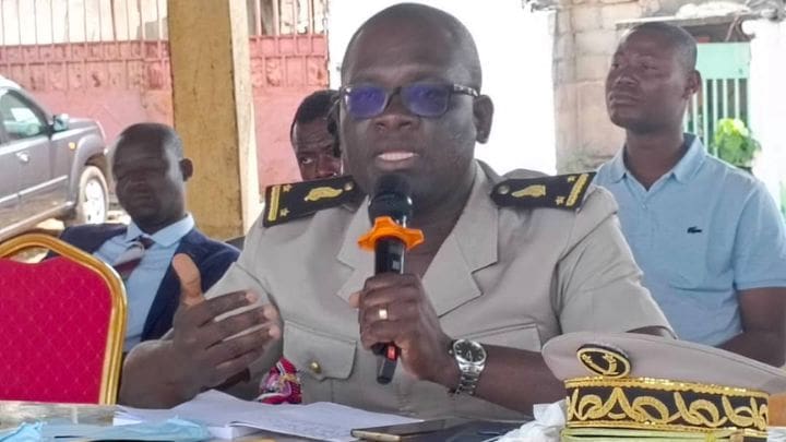 Découvrez les 3 consignes urgentes après la découverte de poissons morts à Songon-Kassemblé. Le sous-préfet Seri prend des mesures toxiques.