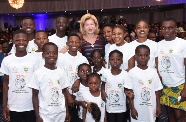 Sensibilisation communautaire par l'ONG Save the Children lutte contre la traite des enfants