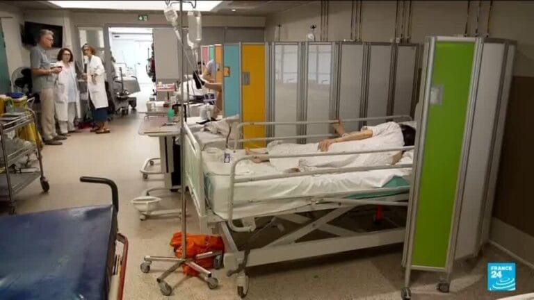 Ambulances mobilisées face à l'effet retard de la canicule sur les personnes vulnérables.