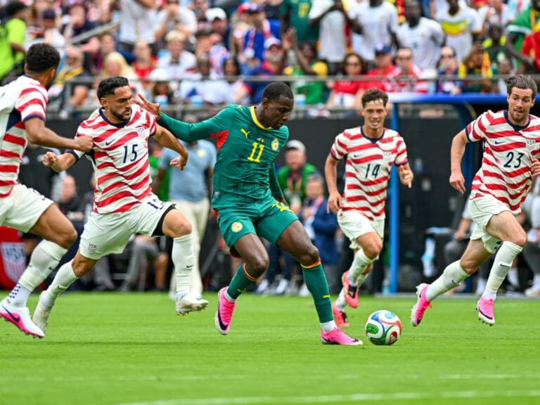 Phase de jeu intense durant le match amical Sénégal Arabie Saoudite au Texas.