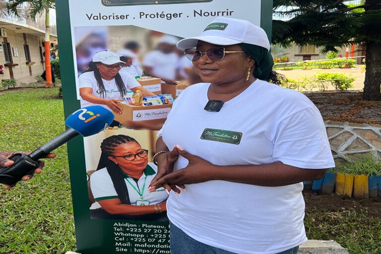Élèves victimes du déguerpissement Abidjan recevant l'aide de l'ONG Ma Fondation.