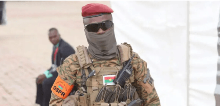 Portrait en gros plan du capitaine burkinabè Abdoul Kader Zanré, le visage couvert d'une cagoule marron, portant des lunettes noires et le béret rouge des forces de sécurité.