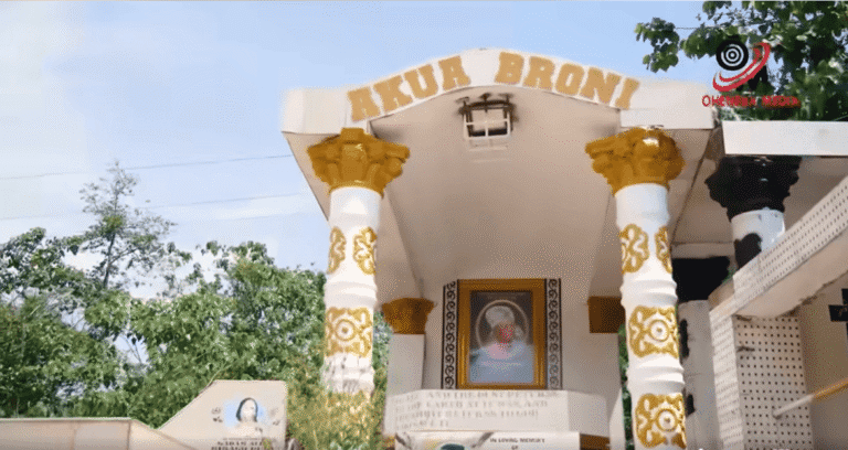 Tombes luxueuses Ghana architecture funeraire insolite cimetiere immeuble balcon
