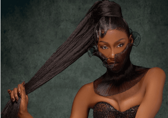 Audrey Moutongo Black, la Miss Cameroun 2025, souriante lors de son arrivée à Abidjan avant son malaise.