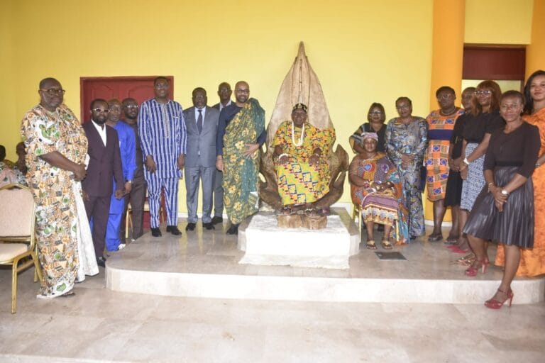 Cérémonie d'intégration d'Omar Diop au sein de la communauté N’zima par le roi Awoulae Amon Tanoé à Grand-Bassam.