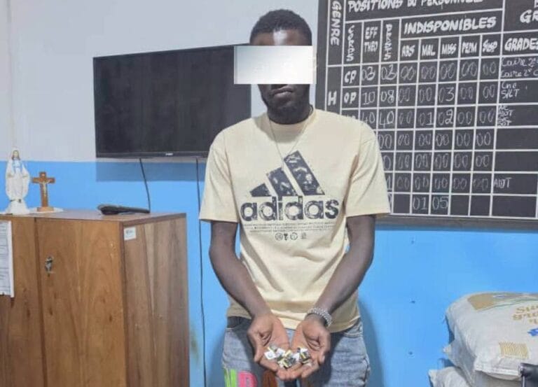 Arrestation d'un suspect à Katiola par la police engagée pour la sécurité sanitaire en Côte d'Ivoire.