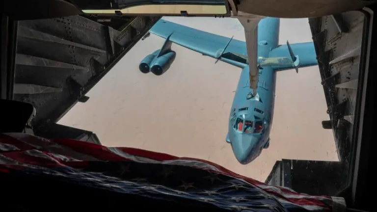 Panache de fumée noire s'élevant des pistes après le crash-aerien d'un bombardier B-52.