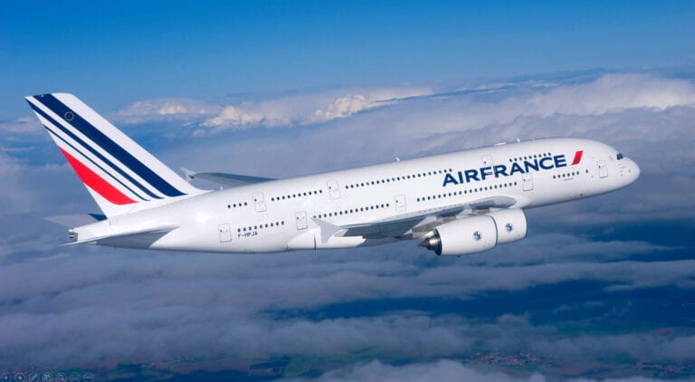 Un comptoir vide suite à l'annonce officielle montrant comment Air France quitte le Mali.