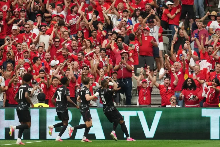 L'attaquant canadien Jonathan David exulte après son triplé historique durant le Mondial de football.