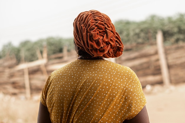 coup-moyen-femme-africaine-vue-dos_23-2149352030