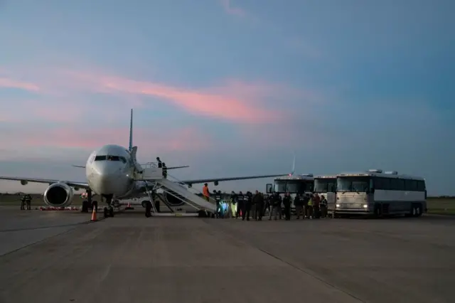Avion de transport de migrants pour le vol expulsion americain pays tiers à Bangui