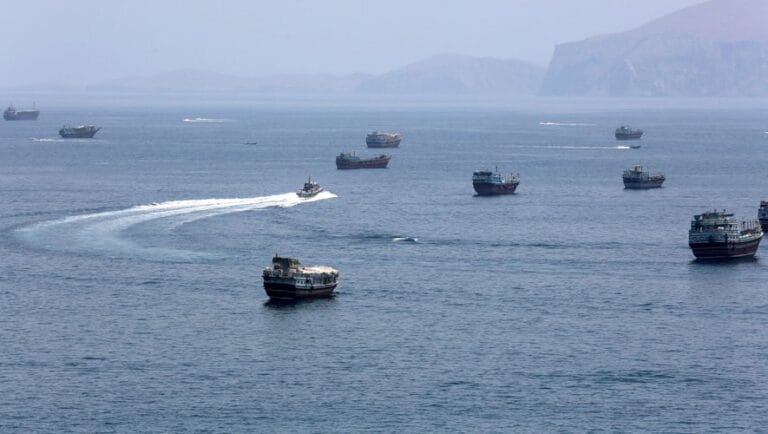 Cargo et navires commerciaux naviguant sous haute surveillance au large d'Oman.
