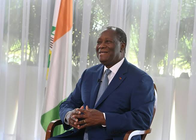 Marteau de justice et drapeaux ouest-africains symbolisant l'arbitrage d'Abuja sur le parrainage citoyen