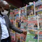 Alignement des quotidiens nationaux dans un kiosque ivoirien au cœur d'Abidjan.