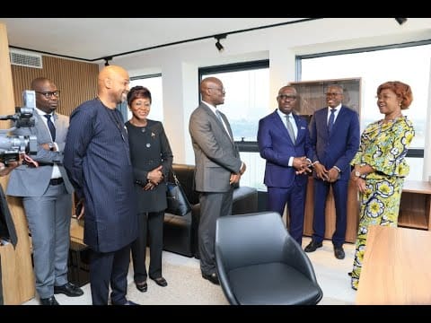 Poignée de main officielle célébrant l'arrivée de la Banque néerlandaise de développement en Côte d'Ivoire.