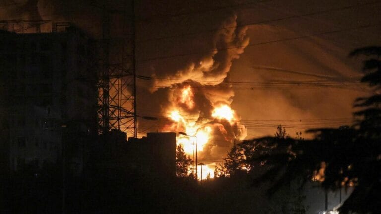 Une escalade explosive au Moyen-Orient marquée par des frappes militaires de nuit.