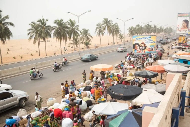 Vue aérienne des infrastructures modernes symbolisant l'essor financier au Togo en 2026.