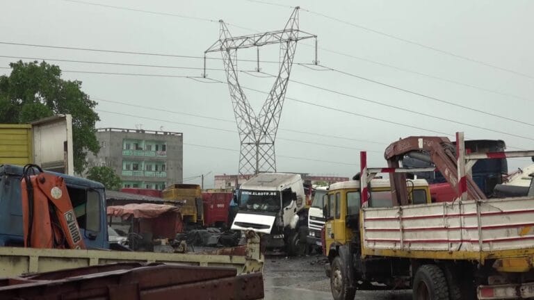Ouvriers raccordant de nouveaux transformateurs d'électricité dans un village en Côte d'Ivoire.