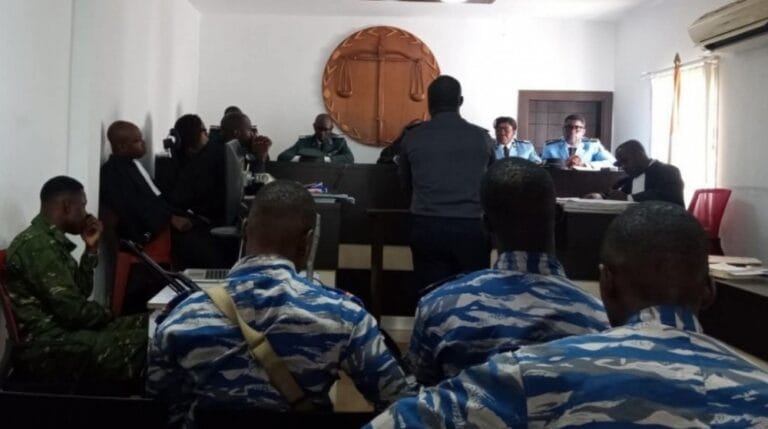 Audience solennelle au Tribunal militaire d'Abidjan illustrant la lutte anti-racket.