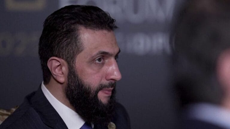 L'arrivée d'Hassan al-Salameh sur le sol américain formalise un virage stratégique majeur pour le partage de renseignements avec la Syrie.Titre SEO (Avec Power Word et < 60 caractères)Incroyable partage de renseignements avec la Syrie : Le choc à New YorkPartage de renseignements avec la Syrie : cette réalité stratégique impensable il y a encore quelques mois vient de franchir un cap historique ce lundi 29 juin 2026. Pour la toute première fois dans les annales des relations bilatérales contemporaines, le patron des services secrets de Damas a foulé le tarmac du sol américain. L'arrivée très secrète de Hassan al-Salameh au cœur de la métropole de New York marque l'ouverture d'un chapitre diplomatique totalement inédit, pulvérisant les décennies de méfiance et d'isolement international qui caractérisaient le pays du Levant. Ce déplacement de haut vol ne relève pas de la simple visite de courtoisie administrative, mais pose les fondations d'une architecture de sécurité commune face à un ennemi asymétrique qui refuse de désarmer.Les discussions qui s'ouvrent dans les coulisses des agences fédérales américaines illustrent à quel point la realpolitik a définitivement pris le pas sur les anciennes postures idéologiques. Cette rencontre au sommet redessine la carte des alliances secrètes mondiales.L’ombre de l’État islamique impose le partage de renseignements avec la SyrieLe pivot central qui justifie cette alliance de circonstance repose sur une urgence sécuritaire absolue : la résurgence coordonnée des cellules clandestines du groupe État islamique. Face à la persistance des menaces terroristes dans le désert syrien, la nécessité d'un partage de renseignements avec la Syrie s'est imposée à l'état-major américain comme une évidence pragmatique. Les bases de données interconnectées et l'expertise de terrain accumulée par les hommes de Hassan al-Salameh constituent des atouts inestimables pour anticiper les vagues d'attentats projetées vers l'Occident. Les deux anciennes nations rivales ont compris que seule une mutualisation des flux d'informations électroniques et des sources humaines permettrait d'éradiquer définitivement les centres de commandement djihadistes.Cette coopération technique de pointe témoigne d'un pragmatisme militaire froid. Les impératifs de la sécurité nationale à Washington ont poussé l'administration à valider ce rapprochement avec les services de sécurité de Damas.Le signal géopolitique majeur derrière le partage de renseignements avec la SyrieAu-delà de la stricte sphère du contre-terrorisme, la présence physique du haut dignitaire syrien sur le territoire des États-Unis envoie une onde de choc politique à l'échelle planétaire. Comme l'a souligné avec acuité le journaliste spécialisé Wassim Nasr sur l'antenne de France 24, ce dialogue direct constitue un signal diplomatique d'une puissance monumentale. En recevant officiellement Hassan al-Salameh, les autorités américaines actent implicitement la réintégration de l'appareil sécuritaire syrien dans le concert des nations respectables. Cette démarche fait écho aux grandes mutations initiées depuis la transition politique à Damas, notamment l'intégration de la Syrie comme 90e membre de la Coalition internationale sous la direction du président Ahmed al-Charaa.Les chancelleries européennes et régionales observent ce dégel avec une stupéfaction non dissimulée. Le partage d'informations n'est que la partie émergée d'une normalisation diplomatique globale qui s'accélère.Une nouvelle ère mondiale et la place du partage de renseignements avec la SyrieCe revirement historique s'inscrit dans une redéfinition complète des rapports de force au Moyen-Orient. Pour analyser l'évolution des budgets et des stratégies des agences d'espionnage mondiales, vous pouvez explorer les rapports de la Central Intelligence Agency (CIA). Par ailleurs, pour saisir l'impact de ces alliances antiterroristes sur la sécurité des routes commerciales et de l'information en Afrique, consultez notre dossier exclusif sur la coopération sécuritaire globale sur infocotedivoire.com. Ce partenariat inattendu prouve qu'en matière de haute stratégie, les ennemis d'hier peuvent devenir les collaborateurs indispensables d'aujourd'hui.Découvrez le décryptage complet de cette visite historique en vidéo :4:39États-Unis : visite historique du chef des renseignements ...FRANCE 24YouTube · Jun 29, 2026Code d'intégration (Embed Code HTML du résumé)html Flash Monde Géopolitique Choc Résumé : L'alliance secrète Washington-Damas Le chef des renseignements syriens, Hassan al-Salameh, a entamé une visite historique à New York ce 29 juin 2026. L'objectif crucial est d'organiser un partage de renseignements avec la Syrie pour anéantir les réseaux de l'État islamique. Un virage diplomatique majeur décrypté par l'expert Wassim Nasr. Source : infocotedivoire.com Lire l'article complet → Use code with caution.📱 Contenu pour les Réseaux Sociaux (Facebook, WhatsApp, Telegram)Pour Facebook🚨 SÉISME GÉOPOLITIQUE MONDIAL : L'ALLIANCE SECRÈTE QUE PERSONNE N'AVAIT PRÉVUE ! 🇺🇸🇸🇾🔥C'est un événement historique absolu. Le chef des services secrets syriens, Hassan al-Salameh, vient de débarquer sur le sol américain à New York ! 😲L'objectif de ce déplacement choc ? Mettre en place un partage de renseignements avec la Syrie de très haut niveau pour traquer et détruire les cellules de l'État islamique. Un virage à 180 degrés pour la diplomatie de Washington qui brise des décennies de tabous. ⚖️L'expert en djihadisme Wassim Nasr (France 24) livre des révélations explosives sur les coulisses de cette négociation qui redessine la carte sécuritaire mondiale. 💥👉 Pourquoi les États-Unis ont-ils dû céder ? Quels sont les secrets de cet accord ? Cliquez ici pour tout découvrir :🔗 infocotedivoire.comPour WhatsApp & Telegram⚡️ URGENT GÉOPOLITIQUE : Le patron des espions syriens est à New York ! 🇺🇸🇸🇾Un accord historique de partage de renseignements avec la Syrie est actuellement scellé aux États-Unis. Face à la menace de l'État islamique, Washington et Damas unissent officiellement leurs services secrets. Un coup de théâtre décrypté par l'analyste Wassim Nasr.👇 Lisez notre enquête exclusive sur cette rencontre au sommet :🔗 infocotedivoire.cominfocotedivoire.com