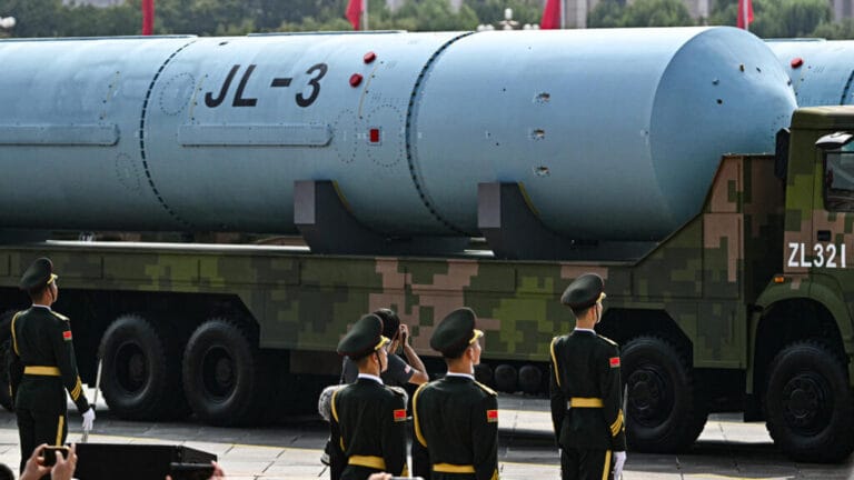 Un sous-marin nucléaire d'attaque simulant un essai de missile balistique longue portée lors des manœuvres navales de Pékin.