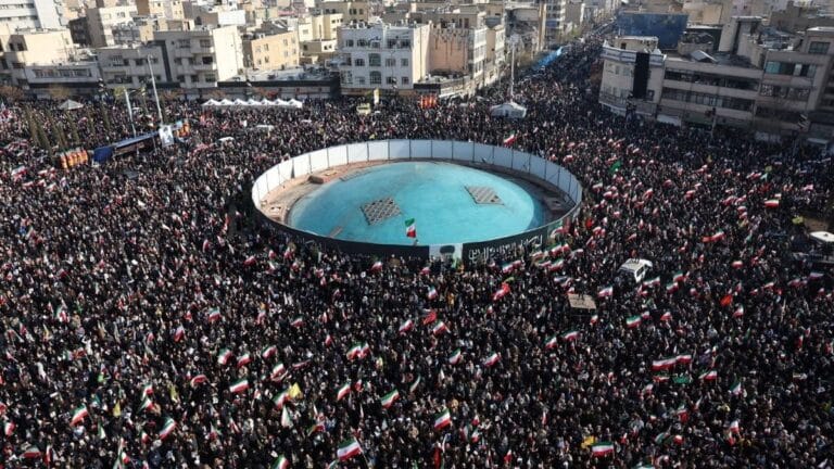 Procession noire et marée humaine à Téhéran pour le deuil national en Iran.