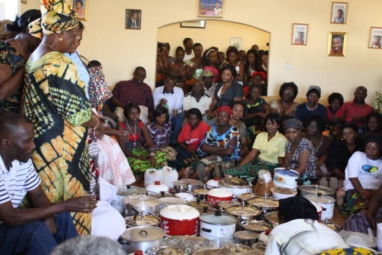 Une assemblée familiale réunie pour la célébration d'un mariage traditionnel et la présentation des présents de la dot.