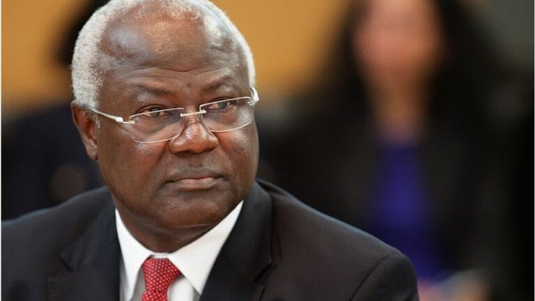 Ernest Bai Koroma en Sierra Leone est autorisé à rentrer après l'abandon des poursuites