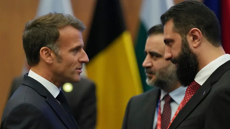 Emmanuel Macron marchant aux cotés de diplomates a Damas pendant la visite d'Emmanuel Macron en Syrie