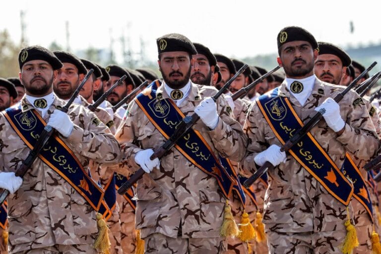 Une fresque monumentale à Téhéran représentant les forces armées iraniennes et les Gardiens de la Révolution.