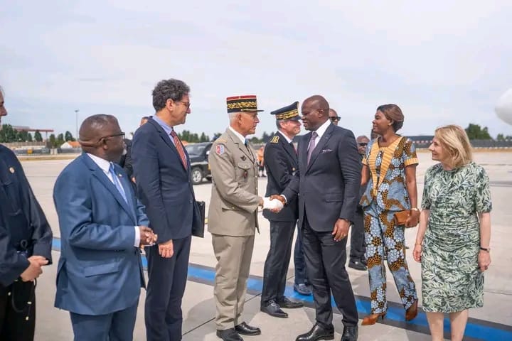 Poignée de main officielle à l'Élysée prouvant que Le Gabon impose à la France de nouvelles règles industrielles.