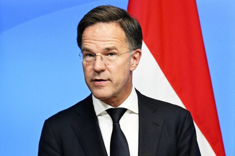 Le secretaire general de l'Alliance insistant sur le maintien et le renforcement du soutien de l'OTAN à l'Ukraine