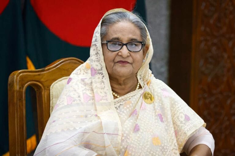 Conférence de presse officielle de Sheikh Hasina devant les drapeaux nationaux du Bangladesh avant sa chute.