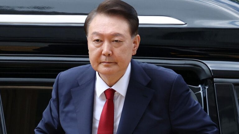 L'ancien président de la Corée du Sud Yoon Suk Yeol faisant face à la justice lors de son procès à Séoul.