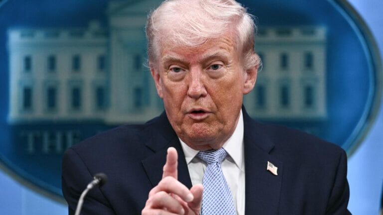 Portrait officiel de Donald Trump lors d'une annonce économique majeure sur le commerce maritime international.